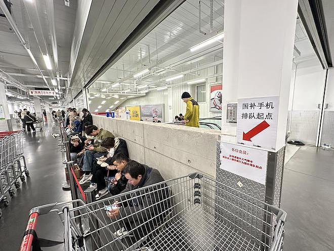 苏州Costco顾客排队20小时抢购苹果手机：便宜1700元（组图） - 1