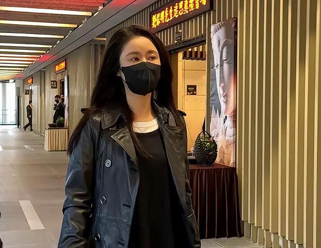 琼瑶白色棺木被推往火葬场，儿子陈中维带两个女儿含泪送别（组图） - 4