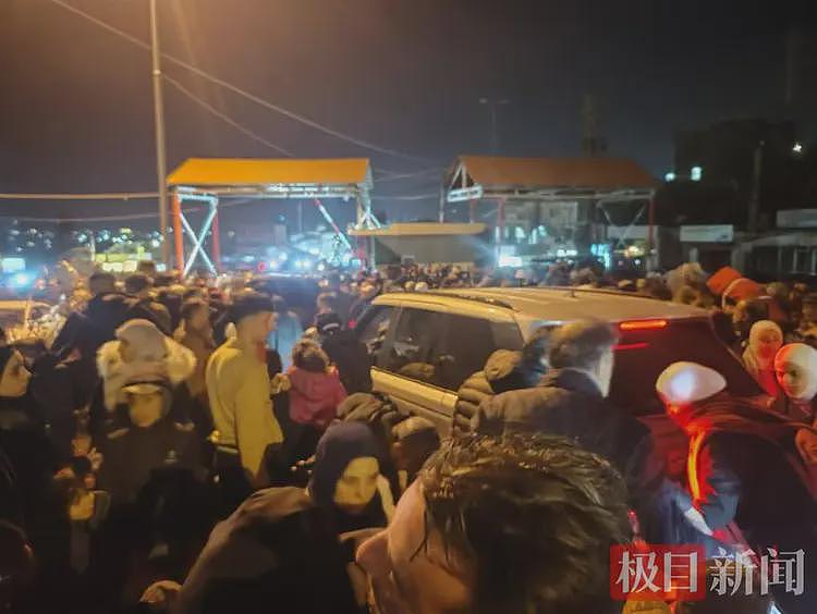 中国男子星夜疾驰8小时逃离叙利亚：5个人花200美元租了一辆车，刚过境黎巴嫩口岸就关闭了（组图） - 2