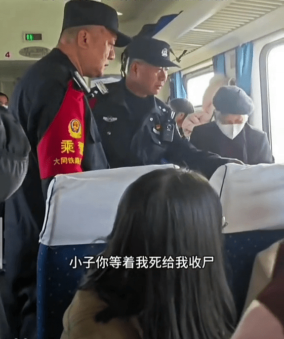 野蛮母女大闹火车，霸位拒让威胁自残画面曝！醒目乘警一招夺刀（视频/组图） - 10