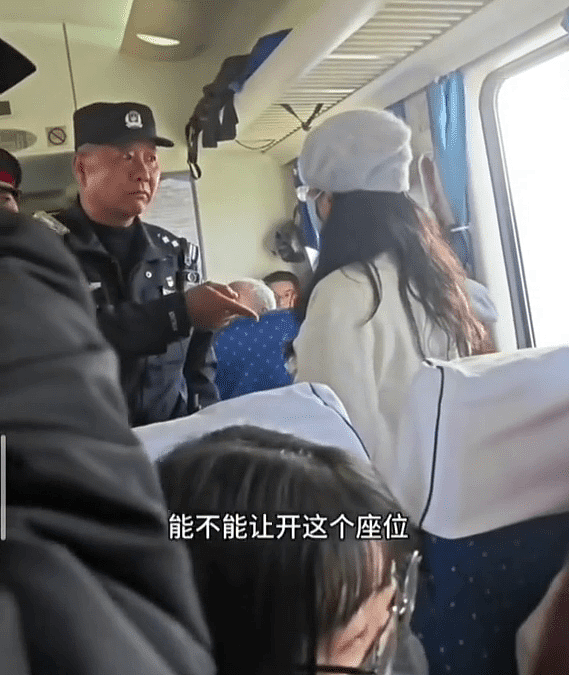 野蛮母女大闹火车，霸位拒让威胁自残画面曝！醒目乘警一招夺刀（视频/组图） - 6