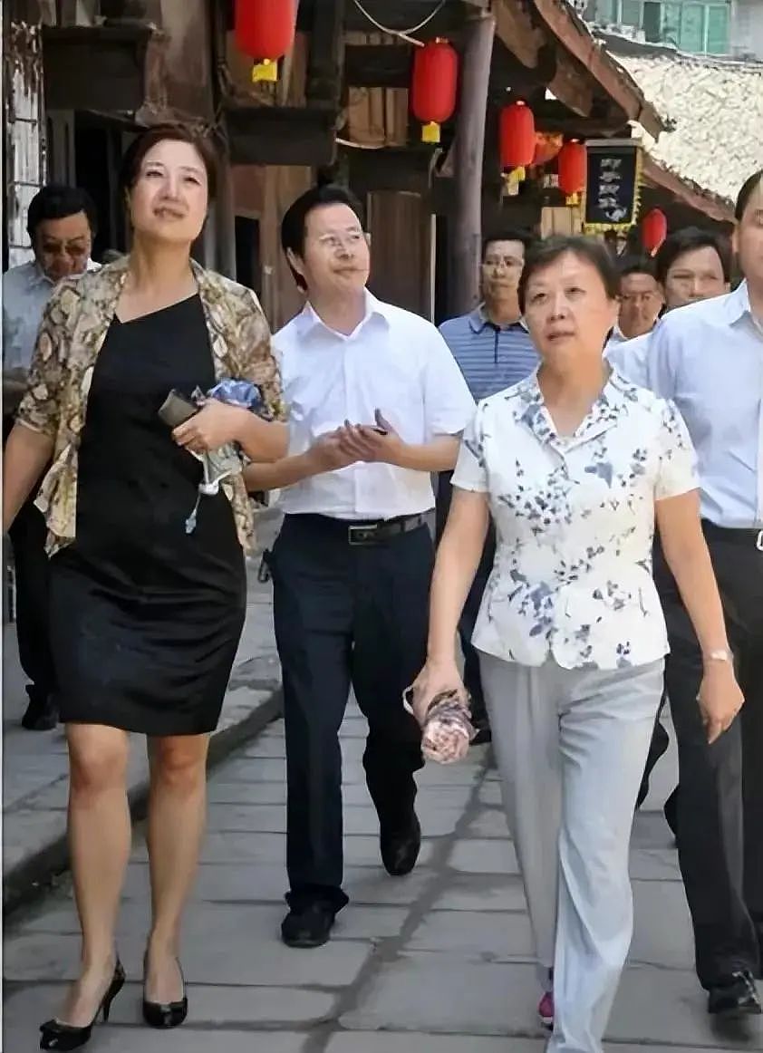 美女贪官袁菱，白天捞票子晚上脱裤子，敛财4052万！“通吃”求她办事的帅哥，结果如何...（组图） - 2