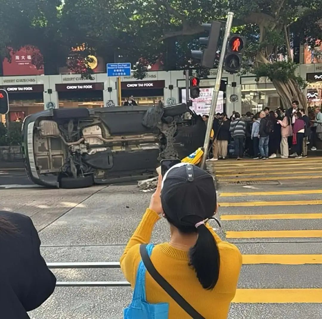 香港女星江若琳发生车祸紧急送医，驾驶车辆发生侧翻（组图） - 3