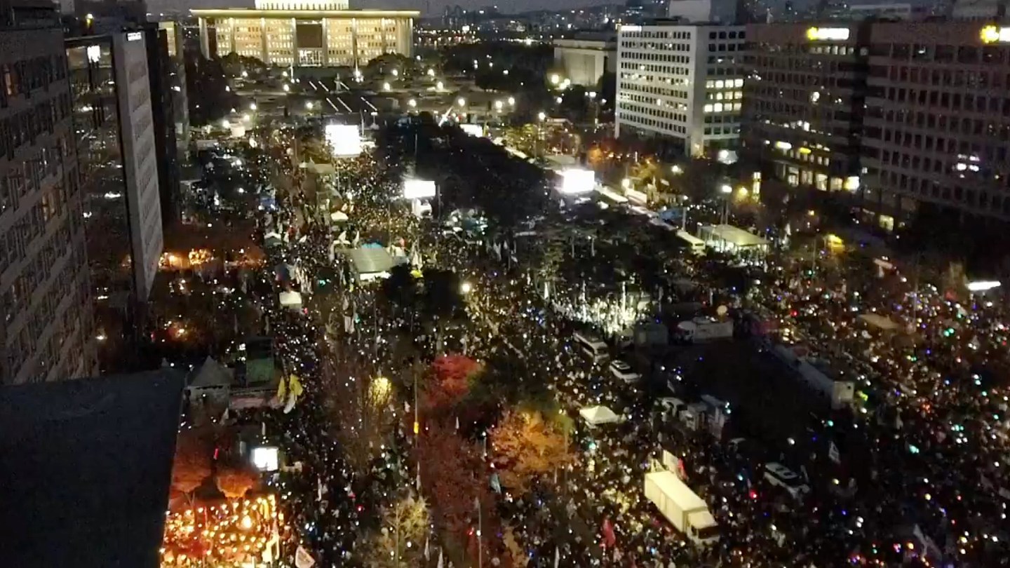 韩国示威者无惧严寒，撑弹劾尹锡悦集会成KPOP神曲演唱会（视频/组图） - 1