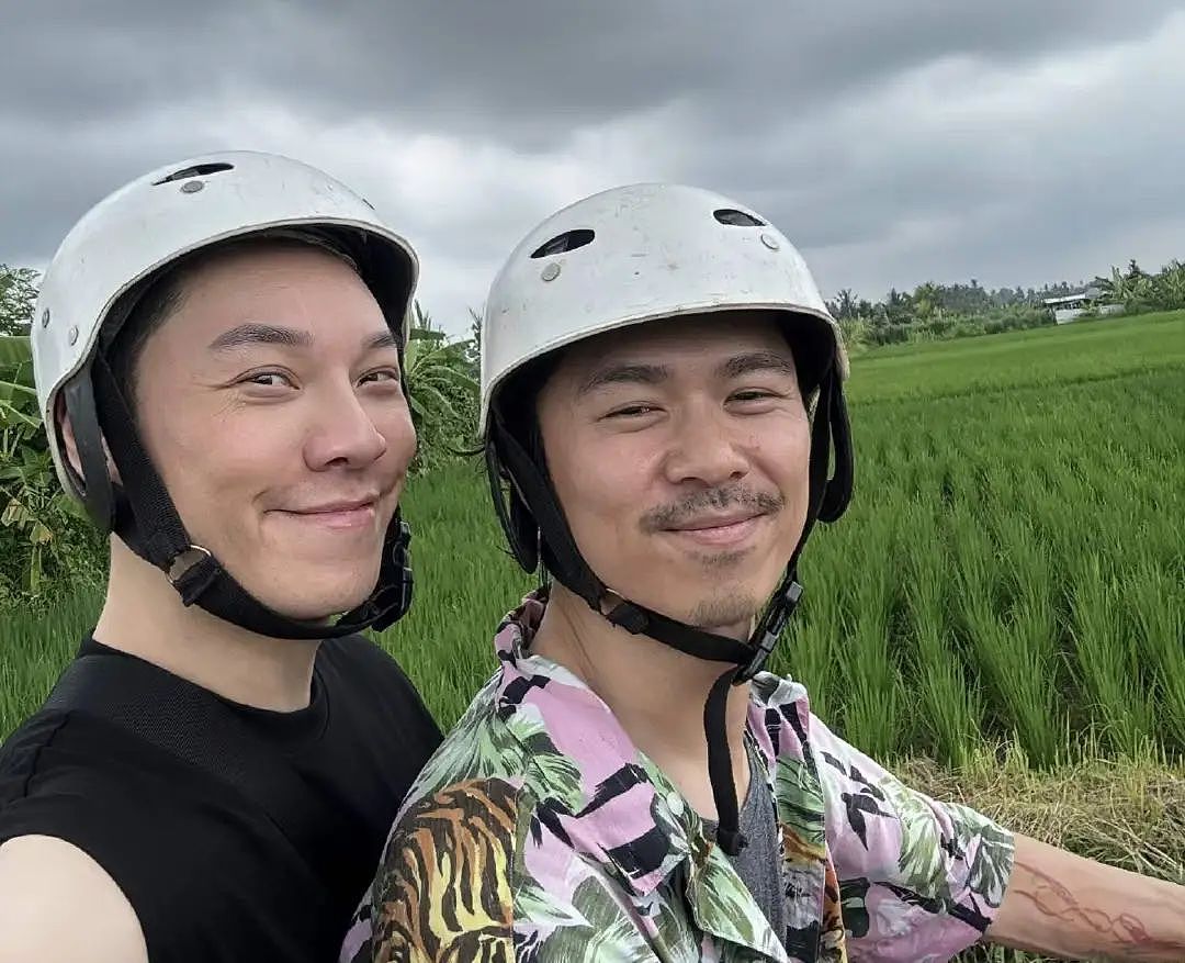 香港男星王贤志为同性爱人庆生，两人越来越年轻，相爱16年感情稳定（组图） - 5