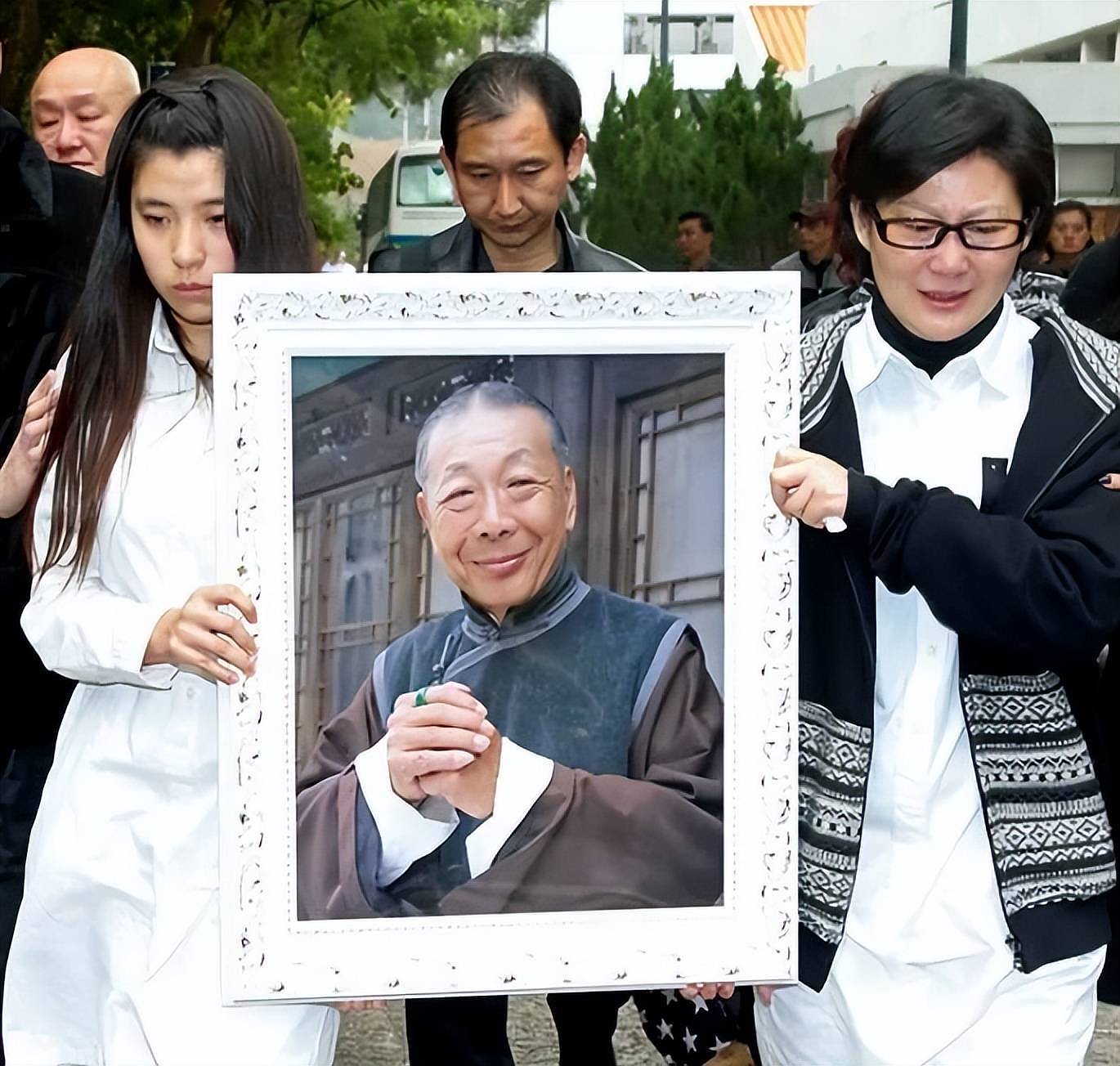 午马去世10年，遗孀守丧9年只穿黑袍，26岁女儿很漂亮不想做演员（组图） - 7