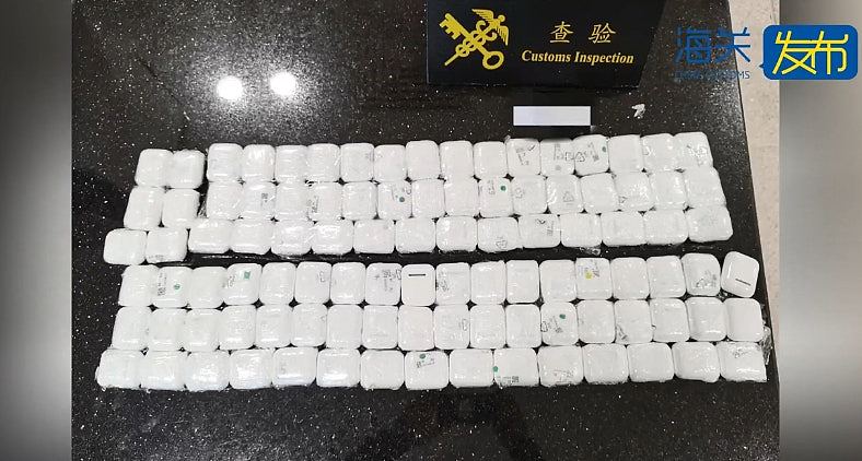 男子腰缠100个耳机闯关遭拱北海关断正，网民：耳机变腹肌（组图） - 7