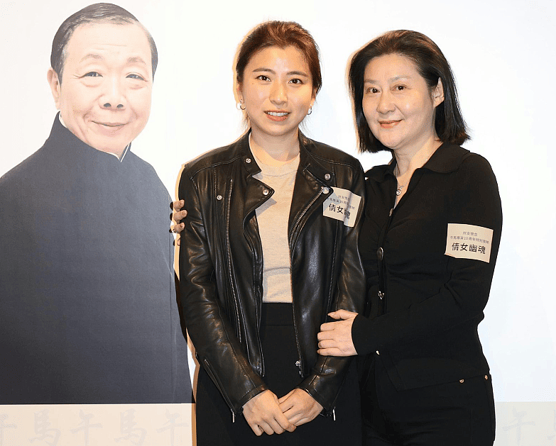 午马去世10年，遗孀守丧9年只穿黑袍，26岁女儿很漂亮不想做演员（组图） - 1