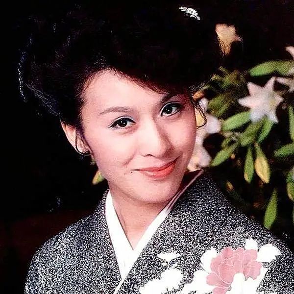 她是日本上世纪80年代的“全民女神”，一代人心中的白月光！79岁终身未嫁，优雅依旧...（组图） - 18