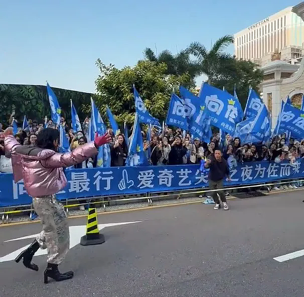 有钱的爸，强势的妈，漂亮的老婆，性感的他（组图） - 20