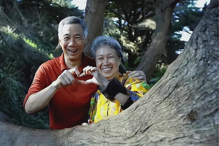 李显龙30岁丧妻抗癌11年，与第二任妻子相伴39年，白发苍苍仍恩爱（组图） - 17