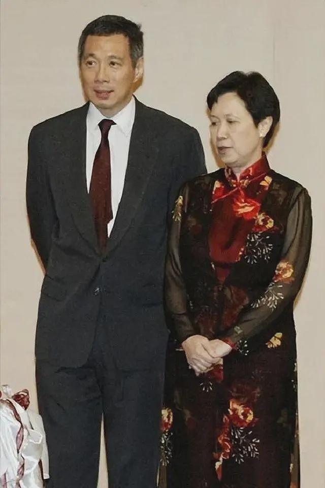 李显龙30岁丧妻抗癌11年，与第二任妻子相伴39年，白发苍苍仍恩爱（组图） - 12