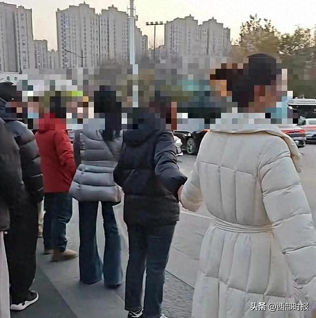 河南郑州一小学被曝“跑路”，3000名家长堵路维权！评论区沦陷（视频/组图） - 1