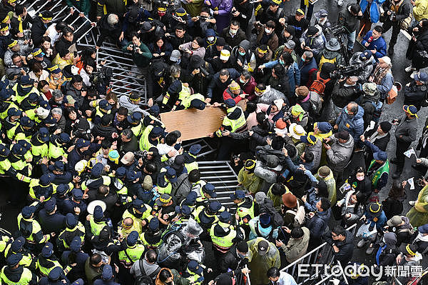 为了“伤害民主”争议法案吵翻！台立院议场内爆发冲突引外媒关注（组图） - 2