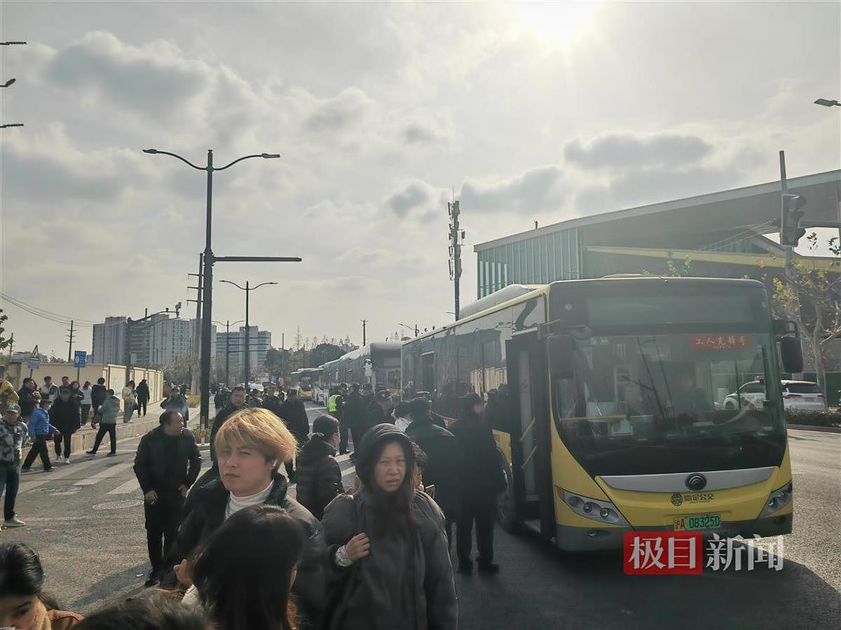 实拍塔吊侵入地铁现场！车厢一地玻璃渣，上海地铁致歉（视频/组图） - 7