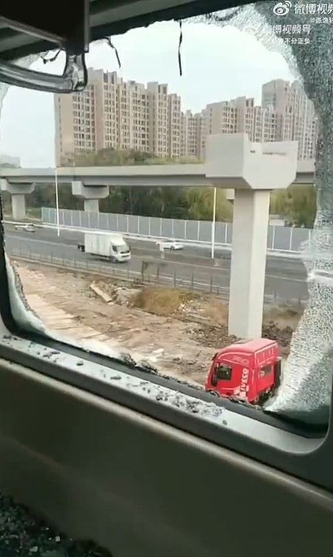 上海地铁撞起重机，乘客：撞击感很强烈以为脱轨 ，所有人向前倾倒（视频/组图） - 6