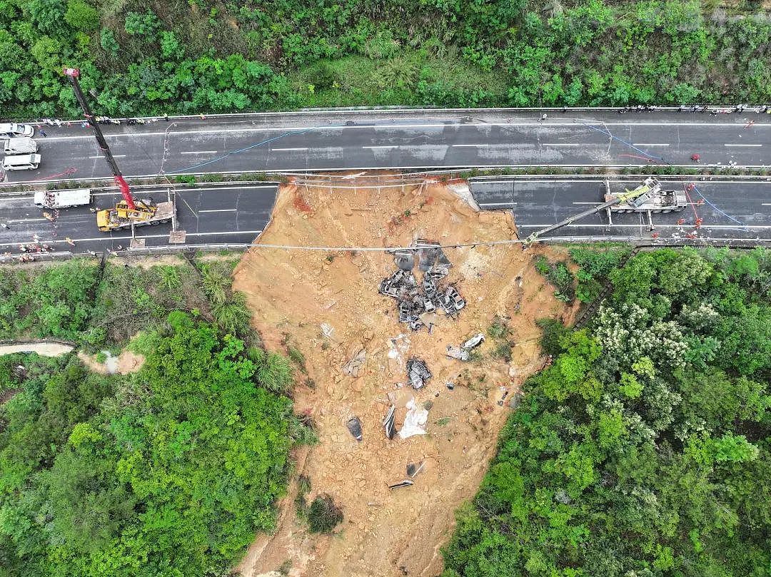 梅大高速塌方后下跪拦车，黄建度：我不是英雄，我就是个卖菜的（组图） - 2