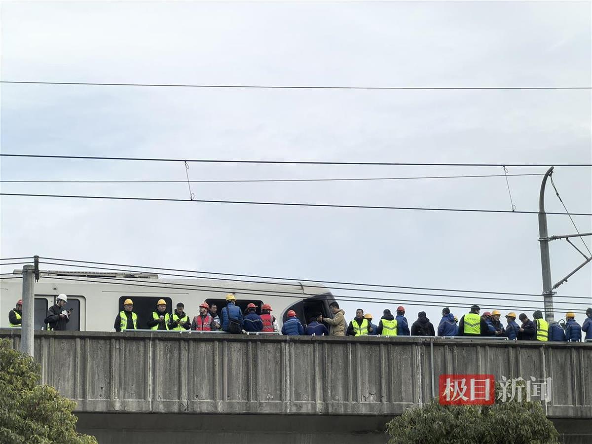 实拍塔吊侵入地铁现场！车厢一地玻璃渣，上海地铁致歉（视频/组图） - 8