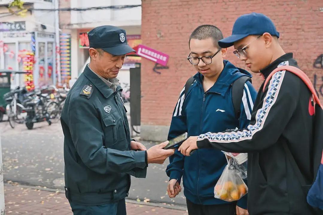 54岁的大学保安火了！学生：治愈了我们的精神内耗（组图） - 2