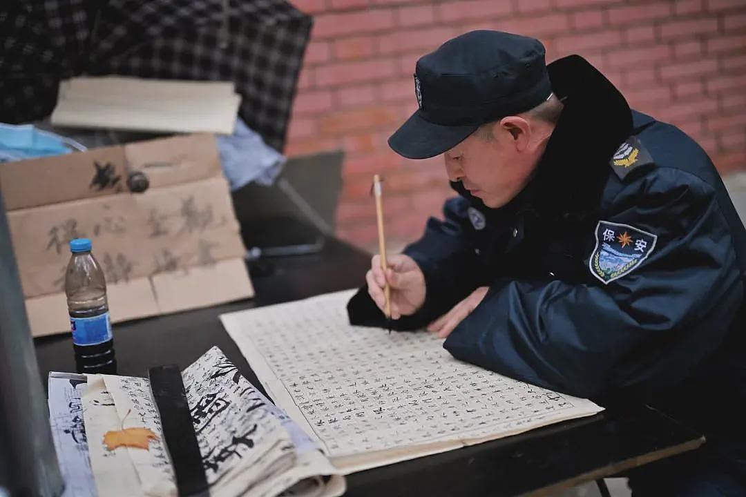 54岁的大学保安火了！学生：治愈了我们的精神内耗（组图） - 3