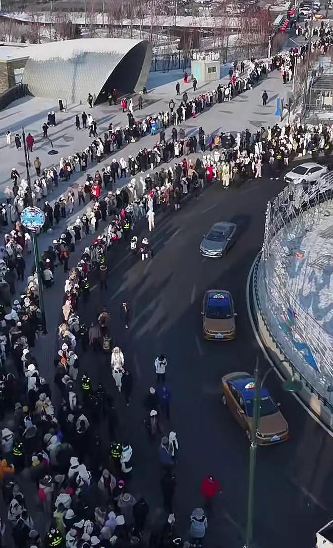 郭晶晶全家现身冰雪城，78岁霍震霆好抗冻，小孩衣服印国旗超有爱（组图） - 5