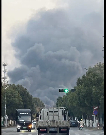 中国多地放火烧工厂！工人要钱无门暴动了，公安以“恶意讨薪”名义拘留（组图） - 1