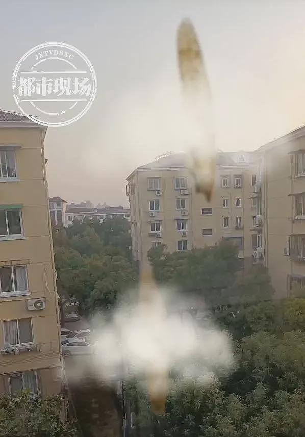 保洁阿姨被开除，高空抛大便报复业主，住户苦不堪言：都不敢开窗（组图） - 1