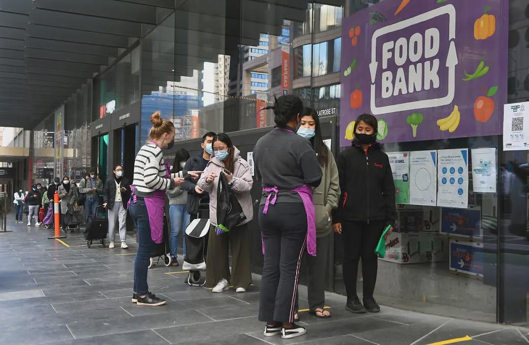 重磅炸弹：澳大学学费飙涨！2025年增幅吓人！“离谱，快翻倍了”！一张照片，揭示澳洲留学生当下多苦逼...（组图） - 32