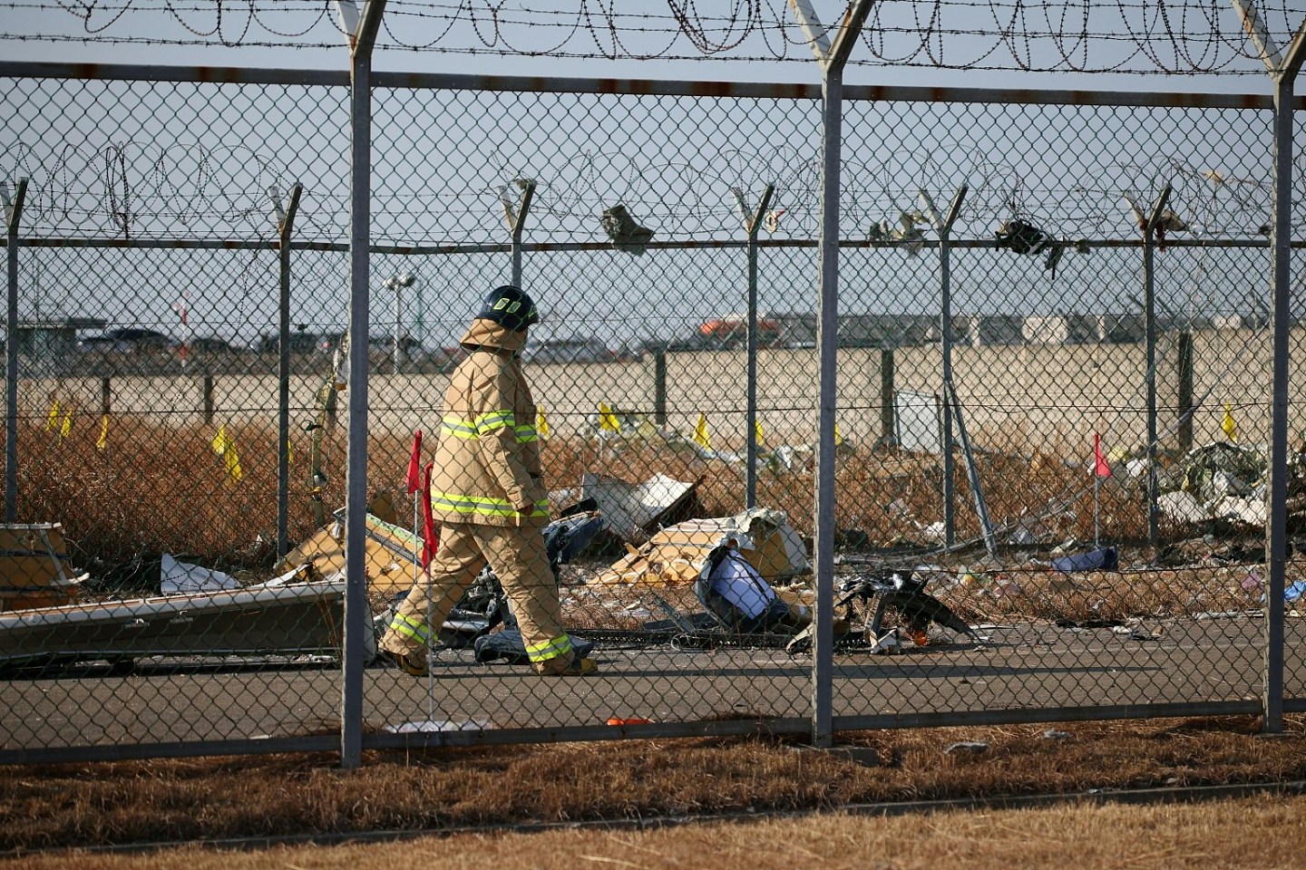 济州航空客机坠毁，爆炸震动2公里外！目击者：机长尝试避开村庄（组图） - 4