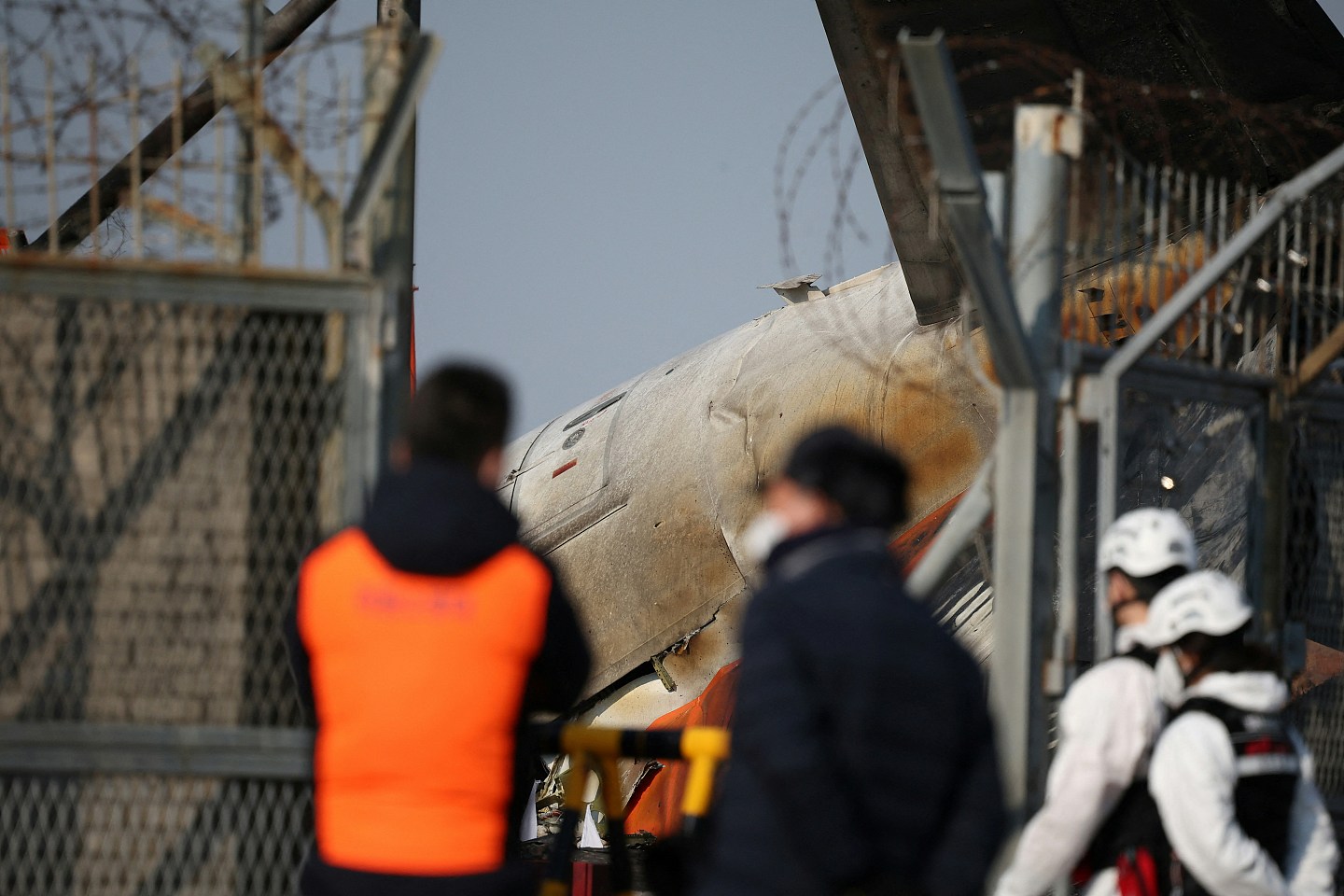 济州航空客机坠毁，爆炸震动2公里外！目击者：机长尝试避开村庄（组图） - 2