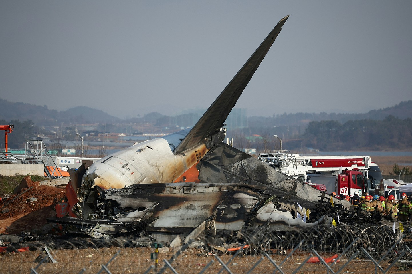 韩国客机撞墙爆炸致179死：“一家9口惨遭灭门、33岁幸存者恐终身瘫痪......