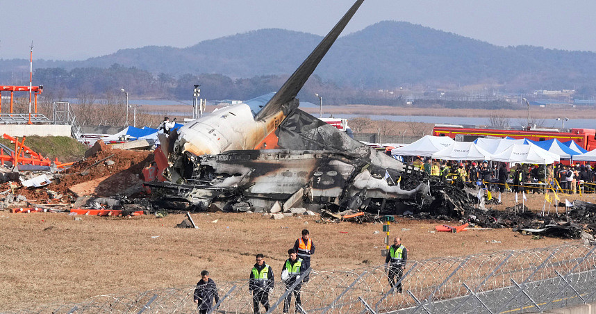 济州航空飞安意外！家属焦急确认亲人生死，情绪激动和保安肢体冲突（组图） - 4