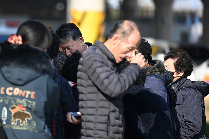 济州航空飞安意外！家属焦急确认亲人生死，情绪激动和保安肢体冲突（组图） - 1