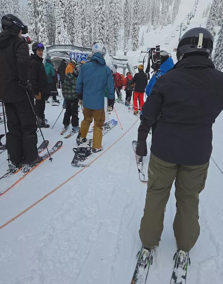 特鲁多滑雪被骂惨，女子握手当场怒撕“毁我假期”（组图） - 17