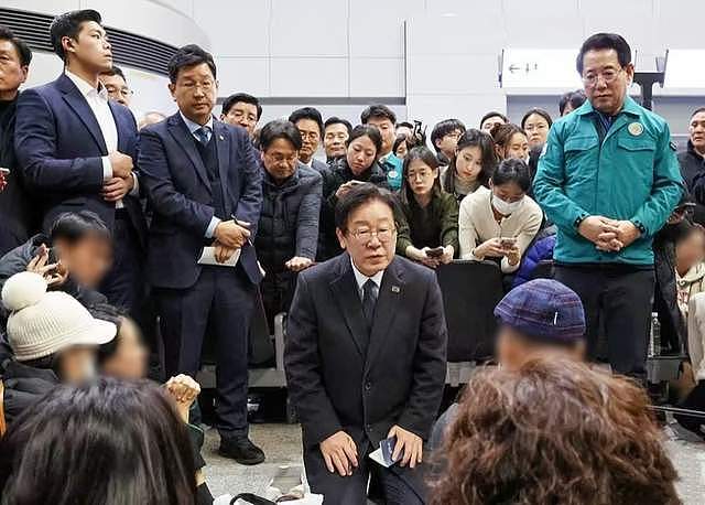 李在明跪在坠机遇难者家属面前道歉，幸存两名乘务员失忆，或瘫痪（组图） - 1