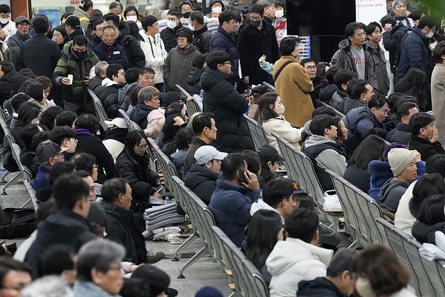 李在明跪在坠机遇难者家属面前道歉，幸存两名乘务员失忆，或瘫痪（组图） - 2