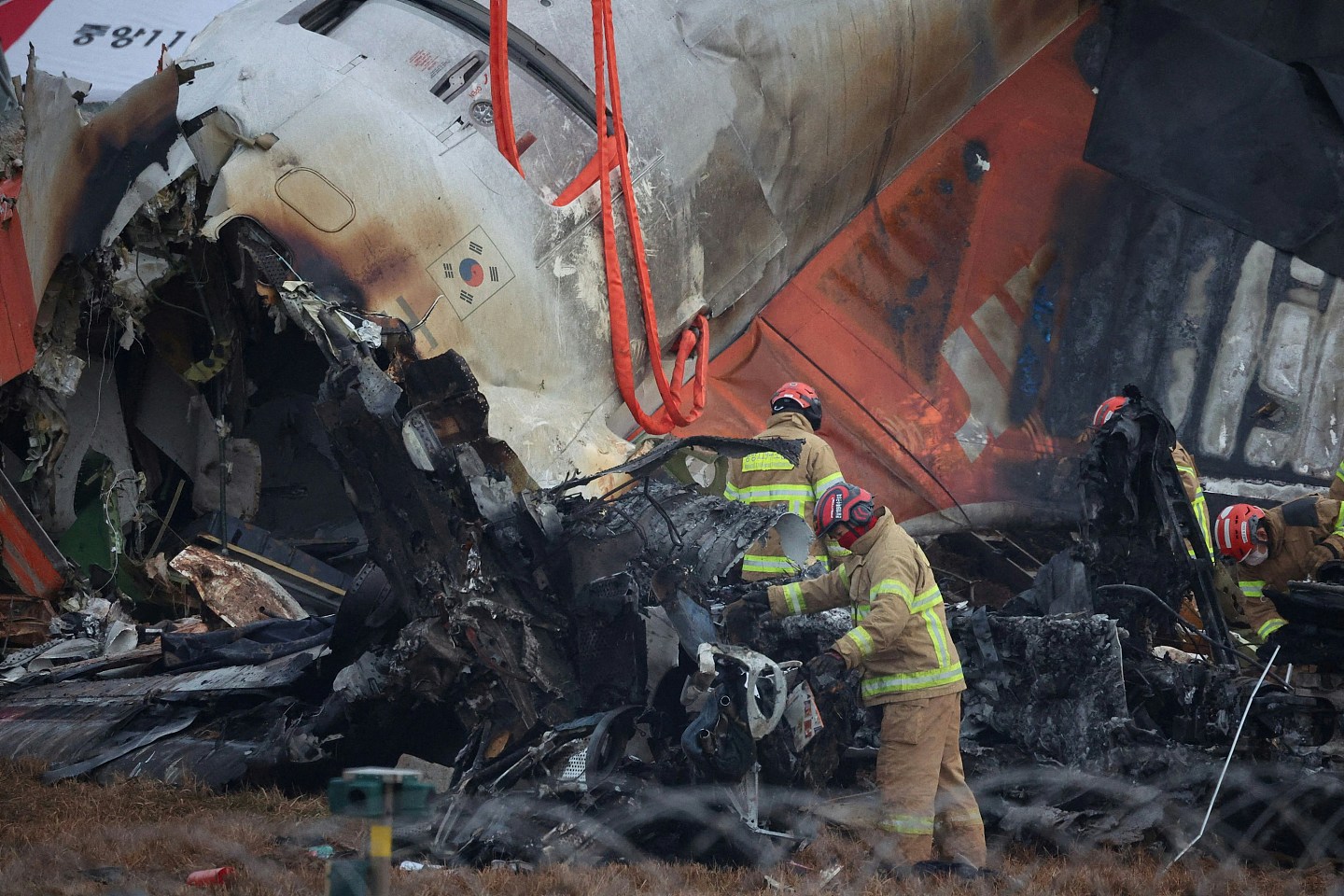 韩国客机撞墙爆炸致179死：“一家9口惨遭灭门、33岁幸存者恐终身瘫痪......