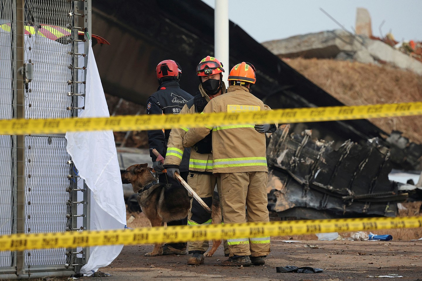 济州航空179死空难，现场惨况曝光满是血腥味，不准认尸家属暴怒（组图） - 6