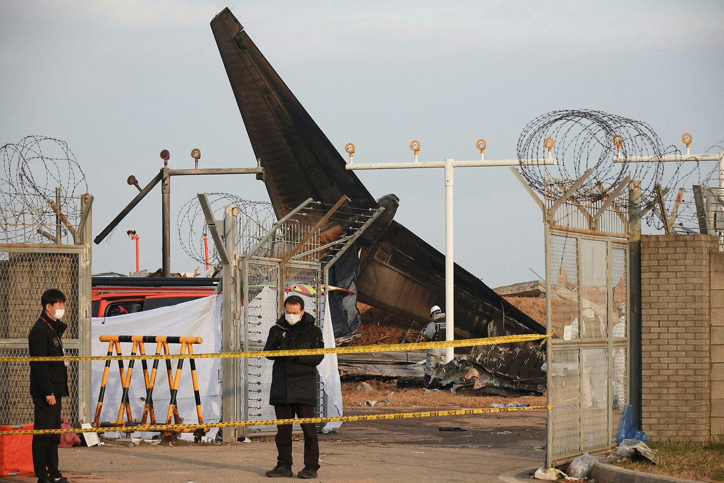 济州航空179死空难，现场惨况曝光满是血腥味，不准认尸家属暴怒（组图） - 5