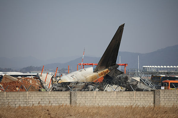 韩国客机撞墙爆炸致179死：“一家9口惨遭灭门、33岁幸存者恐终身瘫痪......