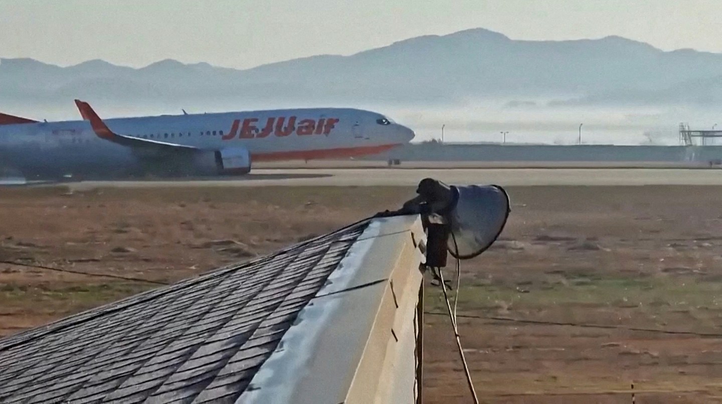 济州航空179死空难，现场惨况曝光满是血腥味，不准认尸家属暴怒（组图） - 2