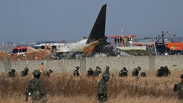 韩国飞机坠毁瞬间，机长绝望用手抵住仪表盘，曾发出三次求救信号（组图） - 3