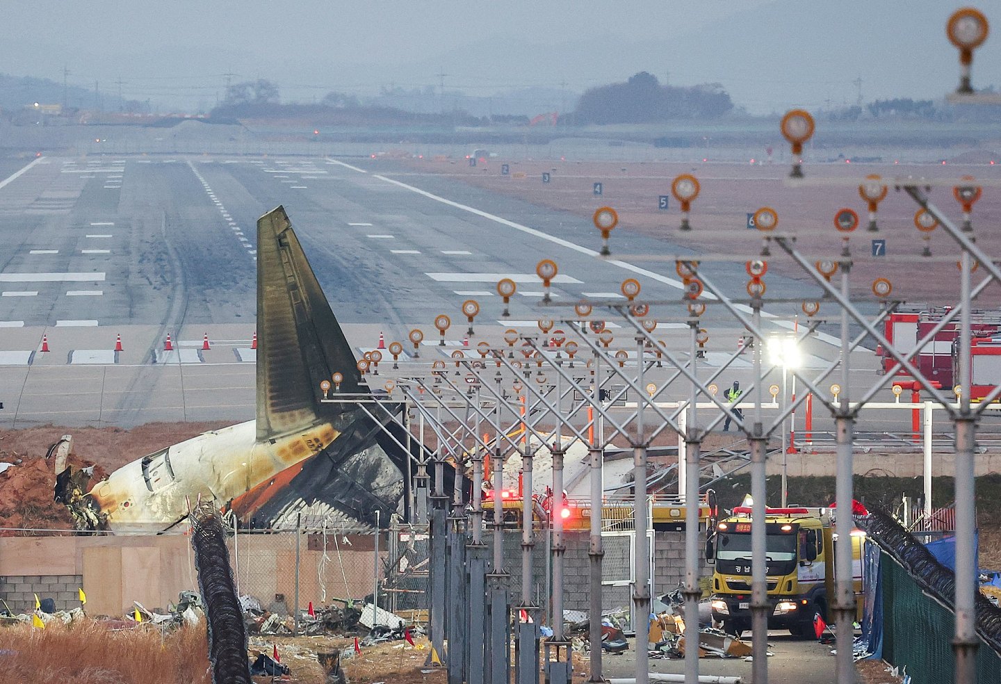 济州航空空难：消防员揭炼狱般景象，遗体“碎”到拼不了！忍痛挖尸...（组图） - 3