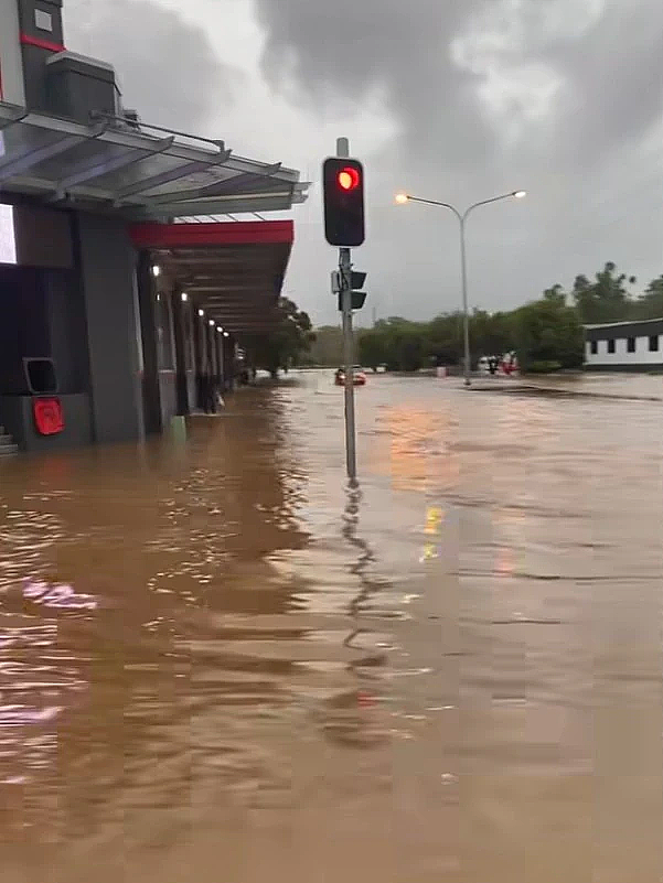 一小时降雨82毫米！昆州多地遭遇强降雨，街道变“小河”，气象局发布重大警告（组图） - 2