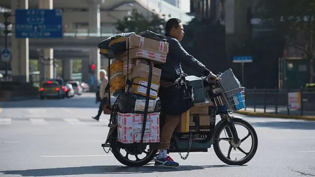 广州率先求解电动自行车泛滥，最严新规能否应对失控的“电鸡”（组图） - 1