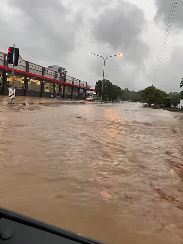 一小时降雨82毫米！昆州多地遭遇强降雨，街道变“小河”，气象局发布重大警告（组图） - 3