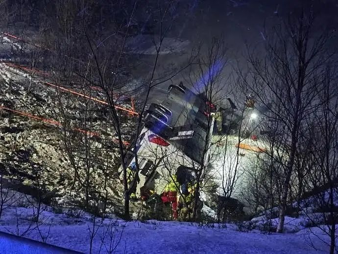 20名中国游客奇迹生还！挪威58人大巴坠冰湖，法国教授母子遇难（组图） - 2