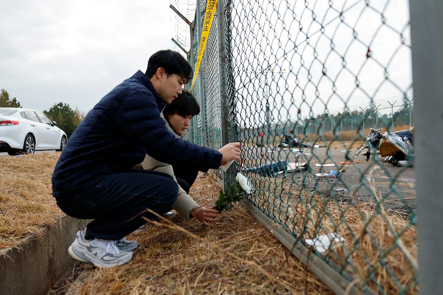 济州航空空难：消防员揭炼狱般景象，遗体“碎”到拼不了！忍痛挖尸...（组图） - 7