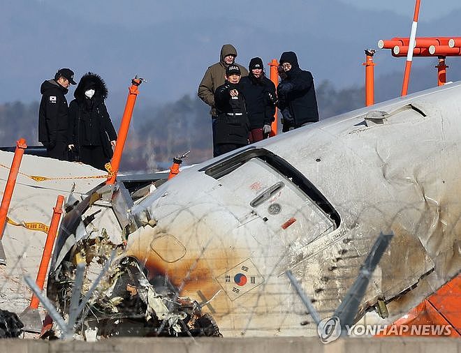 25岁韩国空姐生还细节公开，金属柜压身却保命，空少被发现时站着（组图） - 4