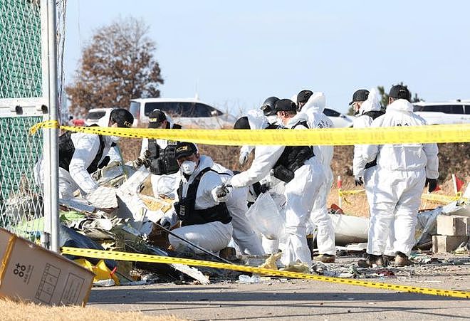 25岁韩国空姐生还细节公开，金属柜压身却保命，空少被发现时站着（组图） - 1